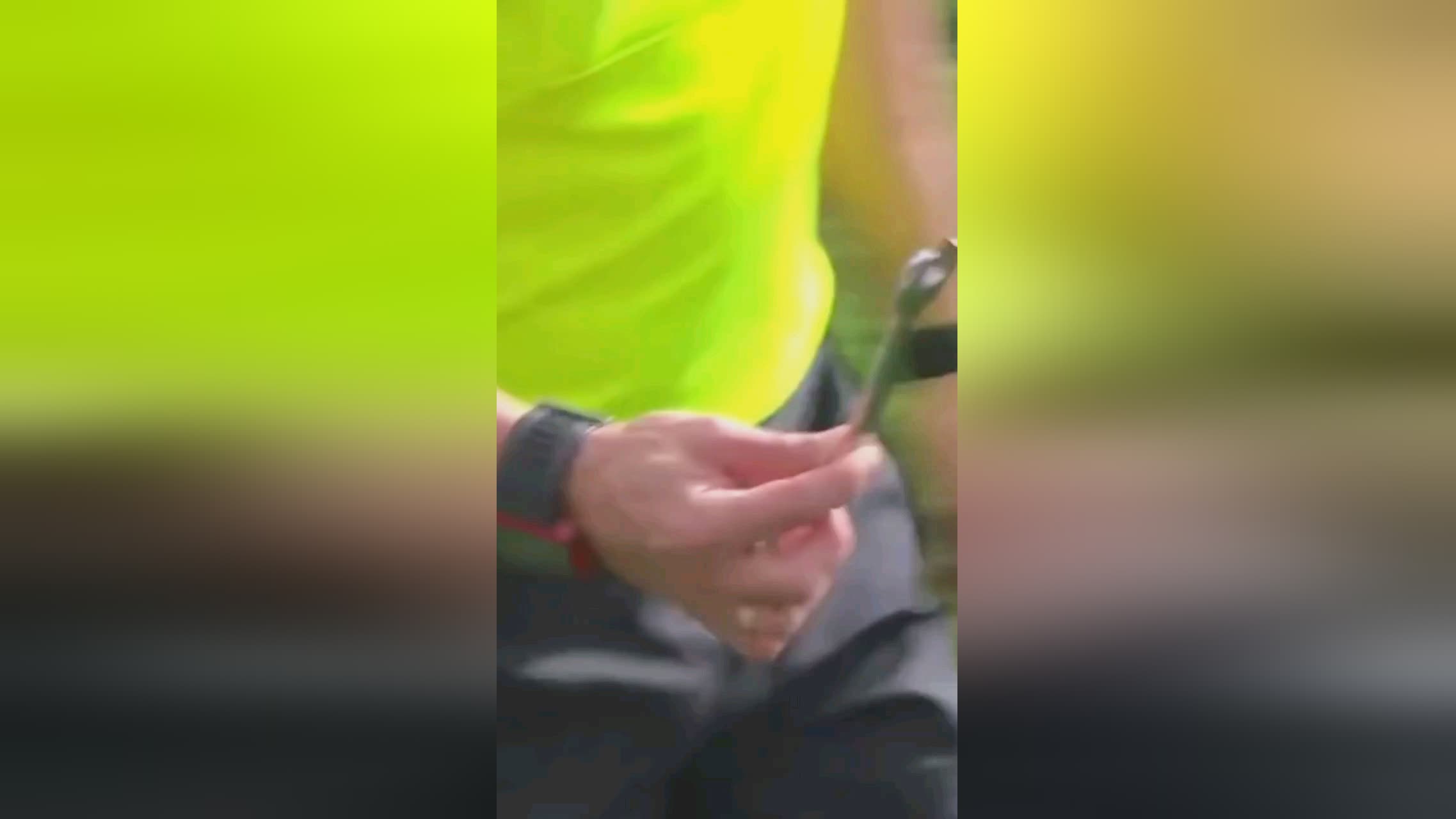 夹在防守